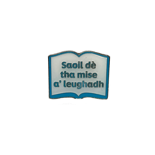 'Saoil dè tha mise a' leughadh' pin badge