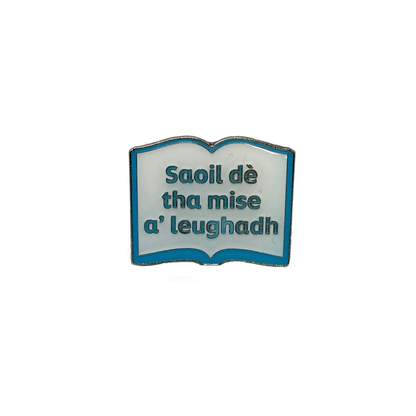 Saoil dè tha mise a' leughadh' pin badge bundle