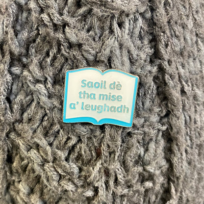 Saoil dè tha mise a' leughadh' pin badge bundle